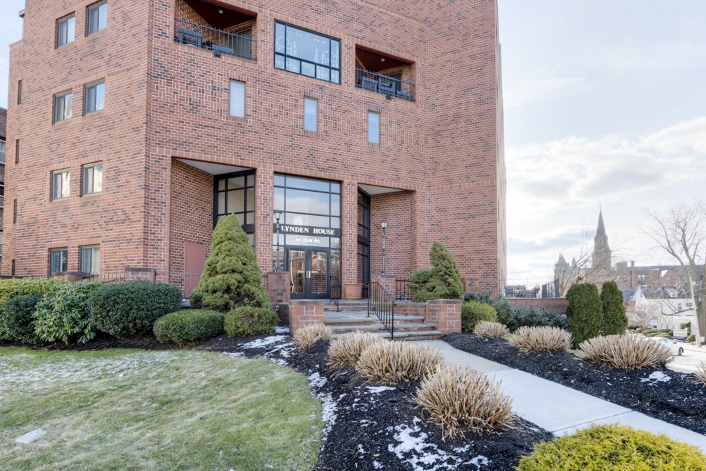 44 Elm Street, Unit 501 Worcester, MA 01609 - Photo 36 of 41 a house view with a garden space