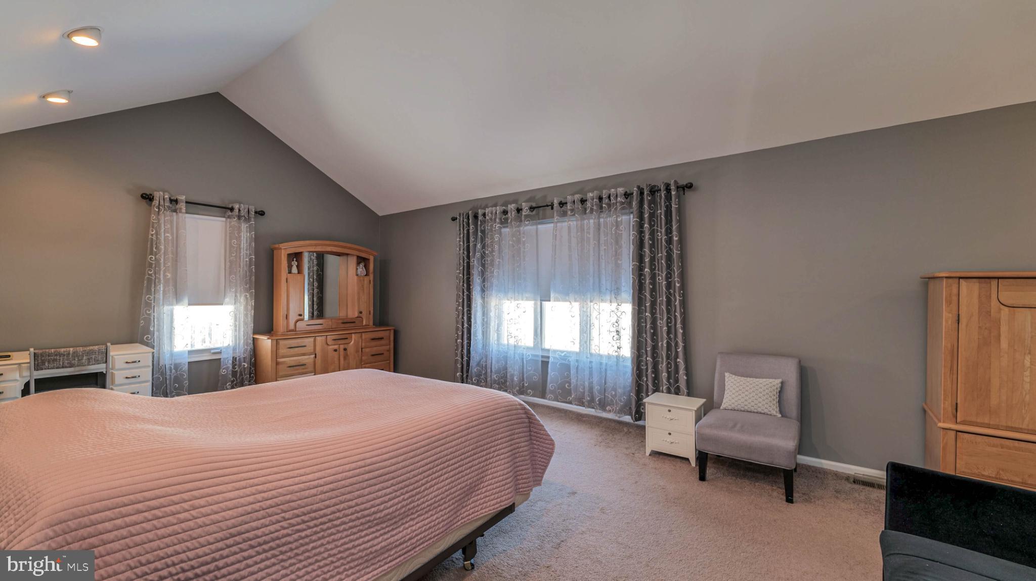 68 Wayside Road Berlin, NJ 08009 - Photo 20 of 31 Spacious bedroom with elegant natural light.