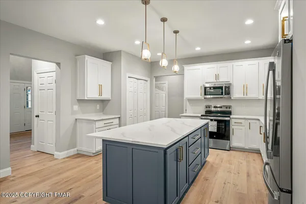 $569,000 | 141 Lookout Court, Henryville, PA 18332