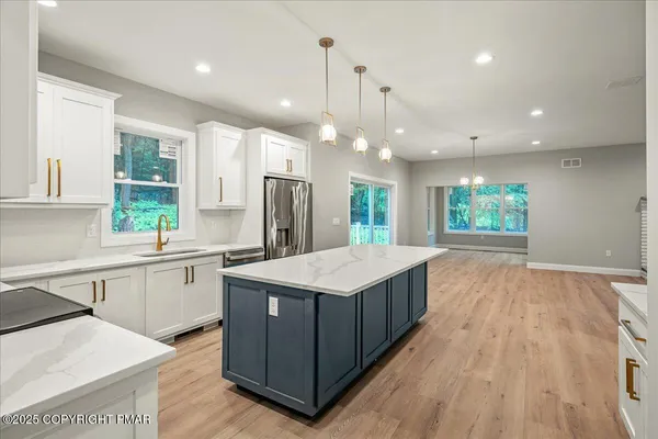$569,000 | 141 Lookout Court, Henryville, PA 18332