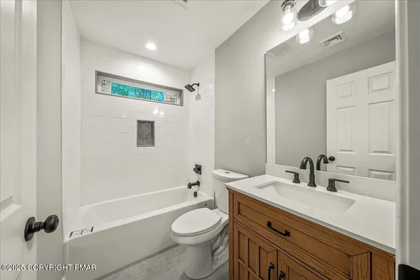 $569,000 | 141 Lookout Court, Henryville, PA 18332