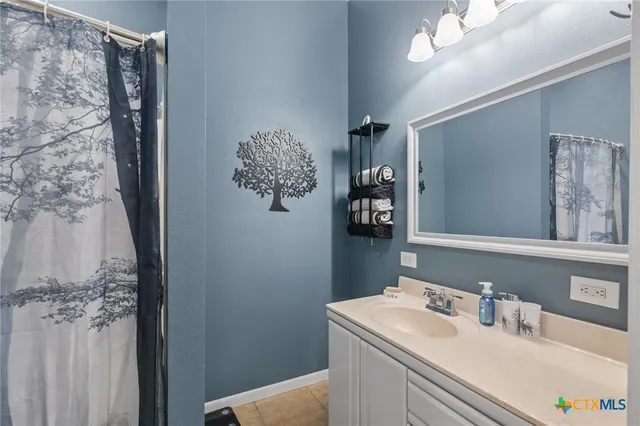 a view of a livingroom with furniture and a ceiling fan
