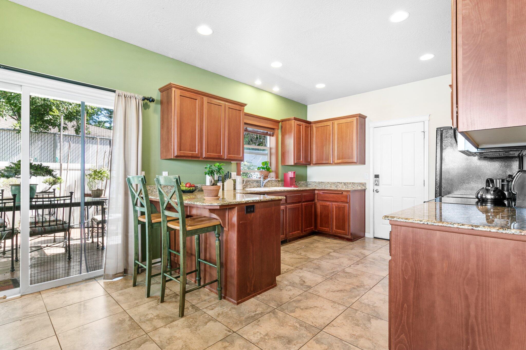2160 Crestbrook Road Medford, OR 97504 - Photo 9 of 26 Breakfast bar