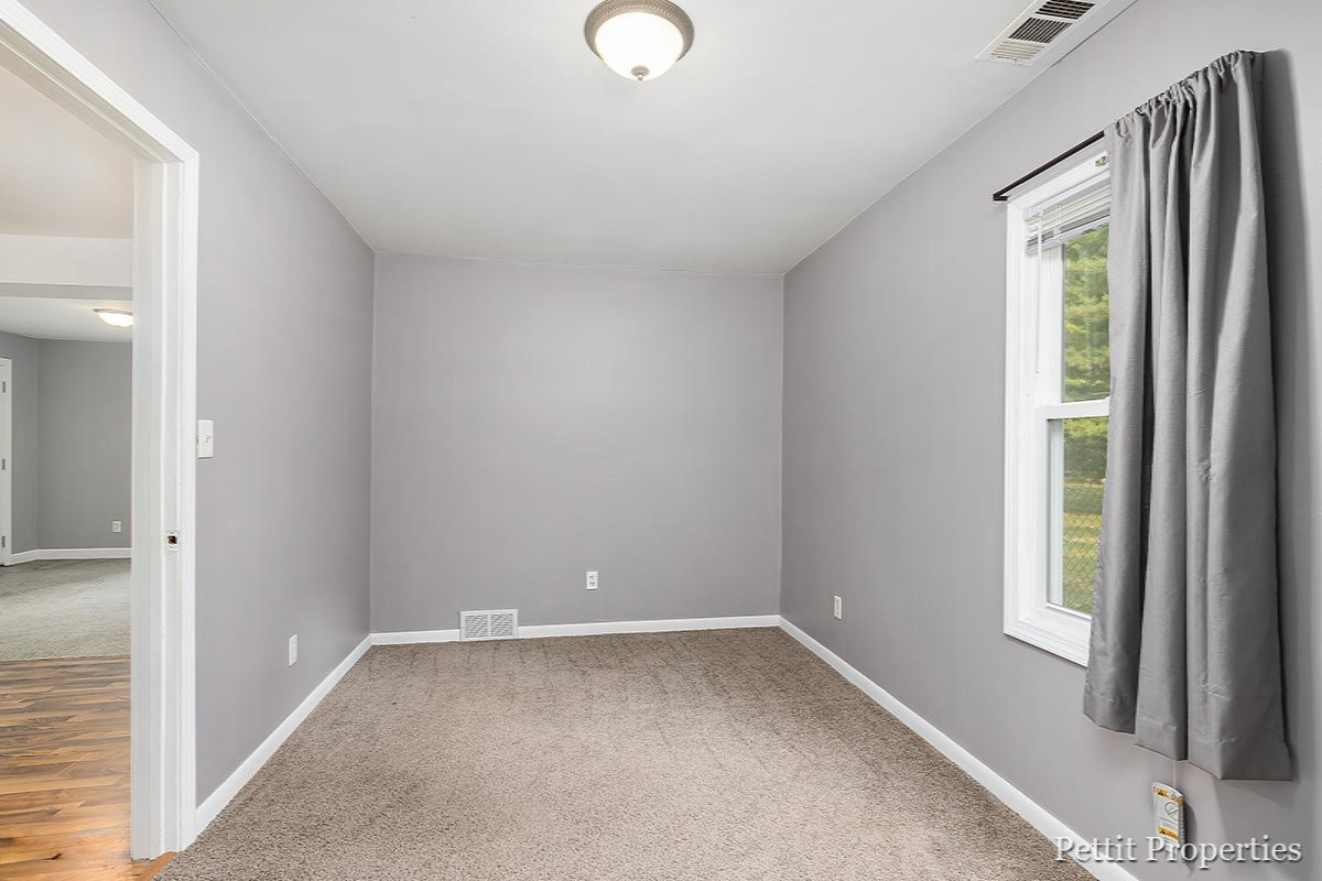 582 South Brooks Road Muskegon, MI 49442 - Photo 14 of 20 IMG_1013