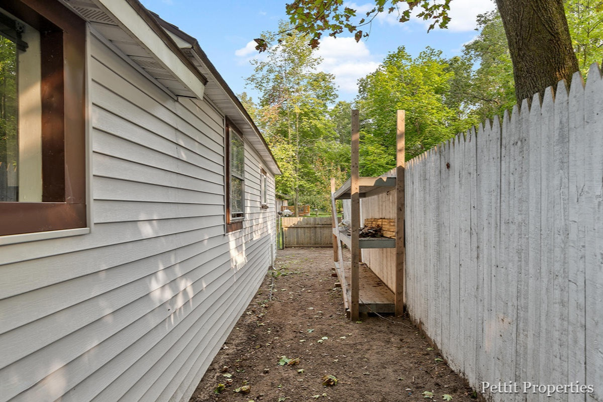 582 South Brooks Road Muskegon, MI 49442 - Photo 18 of 20 IMG_1017