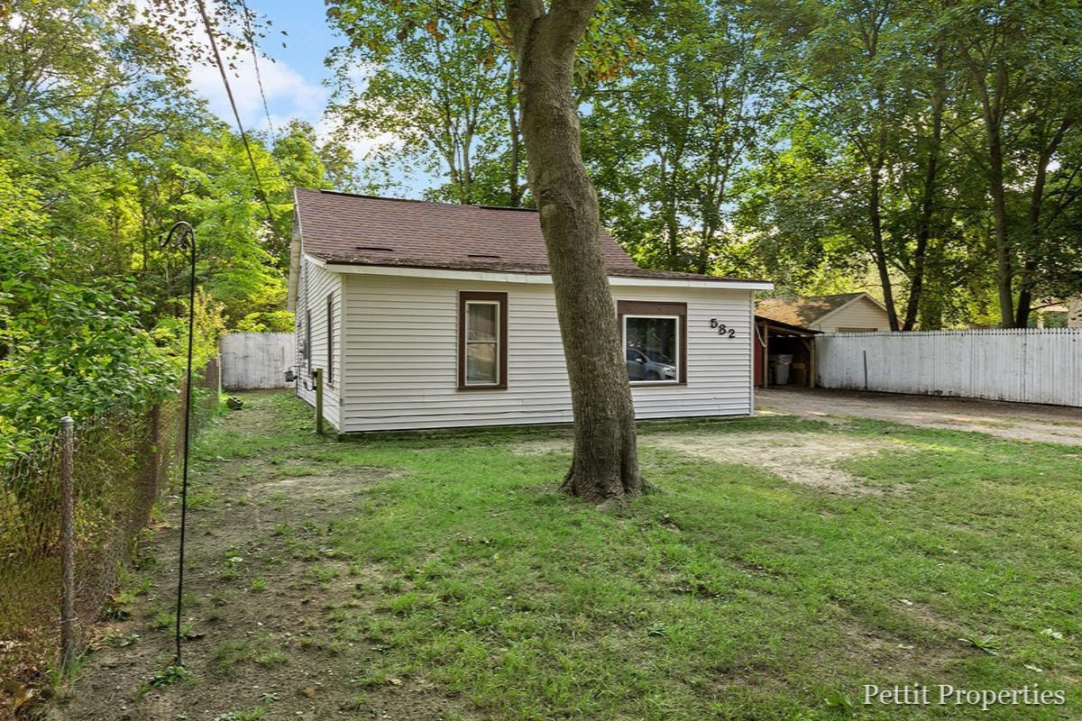 582 South Brooks Road Muskegon, MI 49442 - Photo 2 of 20 IMG_1001