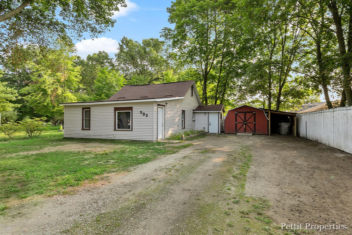 582 South Brooks Road Muskegon, MI 49442 - Photo 3 of 20 IMG_1002