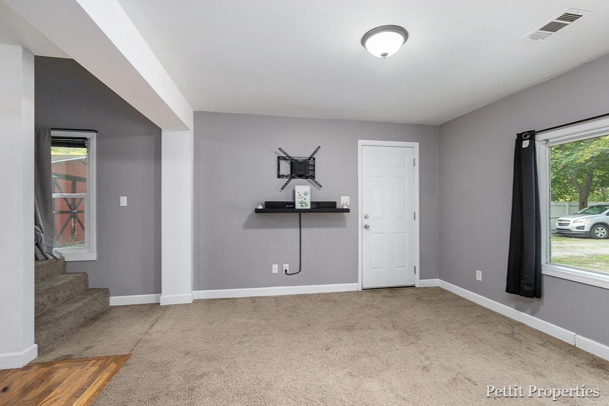 582 South Brooks Road Muskegon, MI 49442 - Photo 6 of 20 IMG_1005
