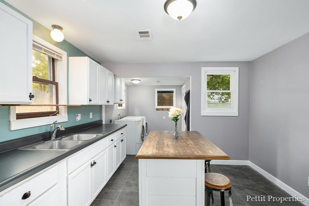 582 South Brooks Road Muskegon, MI 49442 - Photo 8 of 20 IMG_1007
