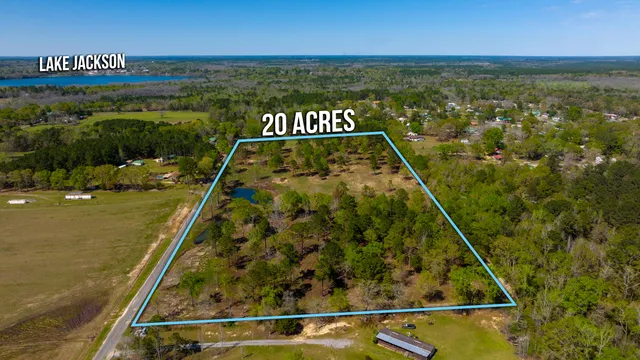 a view of a tennis court