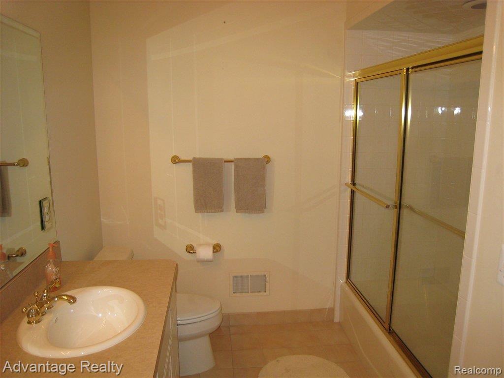 1935 River Road, Unit 28 St. Clair, MI 48079 - Photo 23 of 25 2nd bath