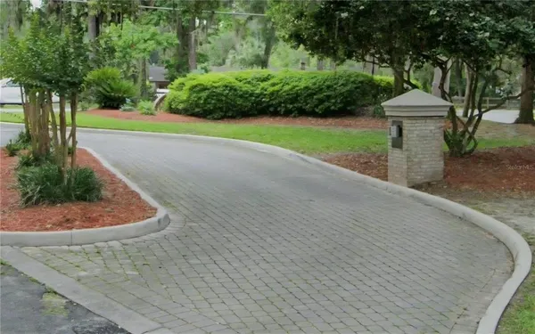 a view of a backyard