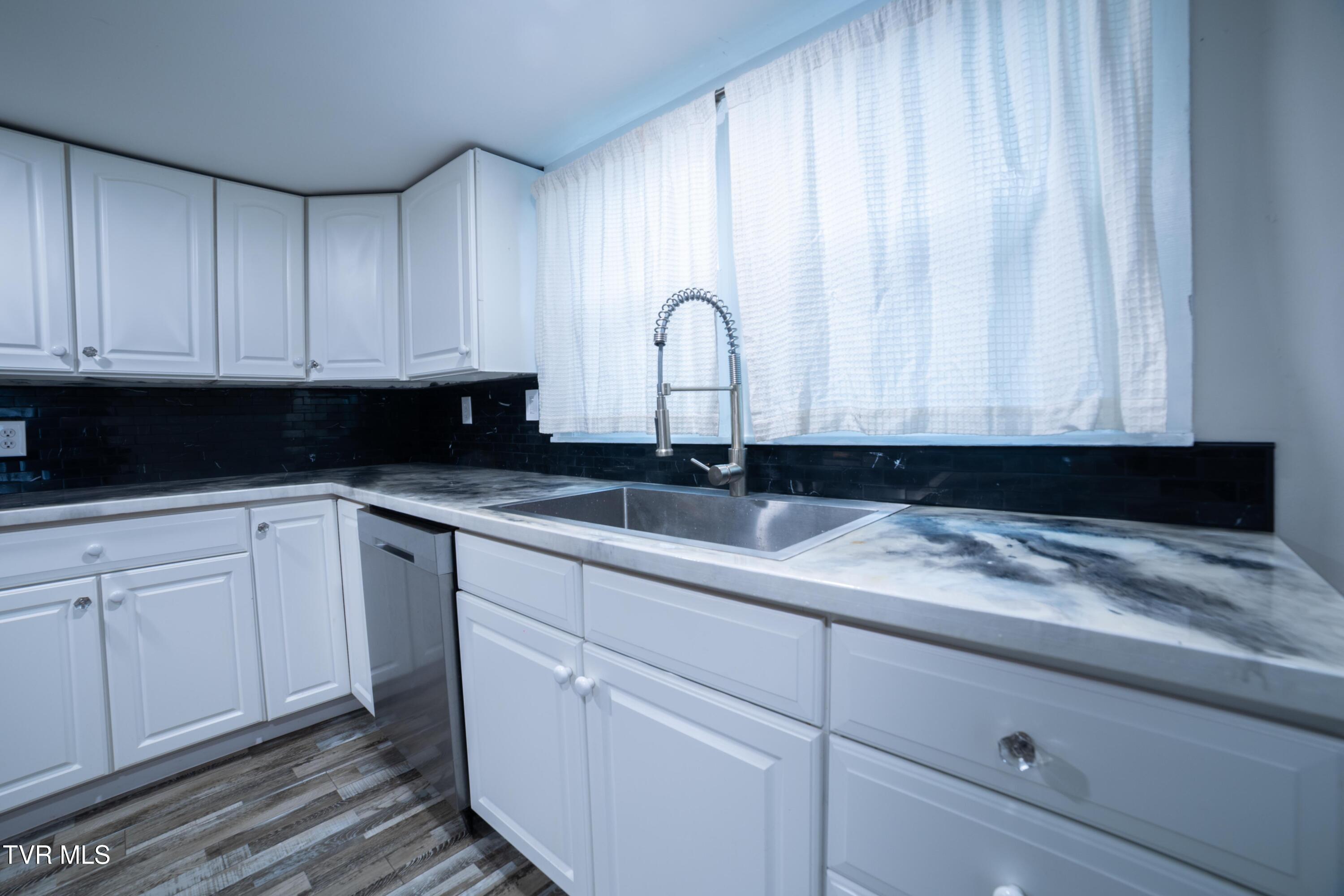 681 Princeton Road Johnson City, TN 37601 - Photo 10 of 37 Kitchen