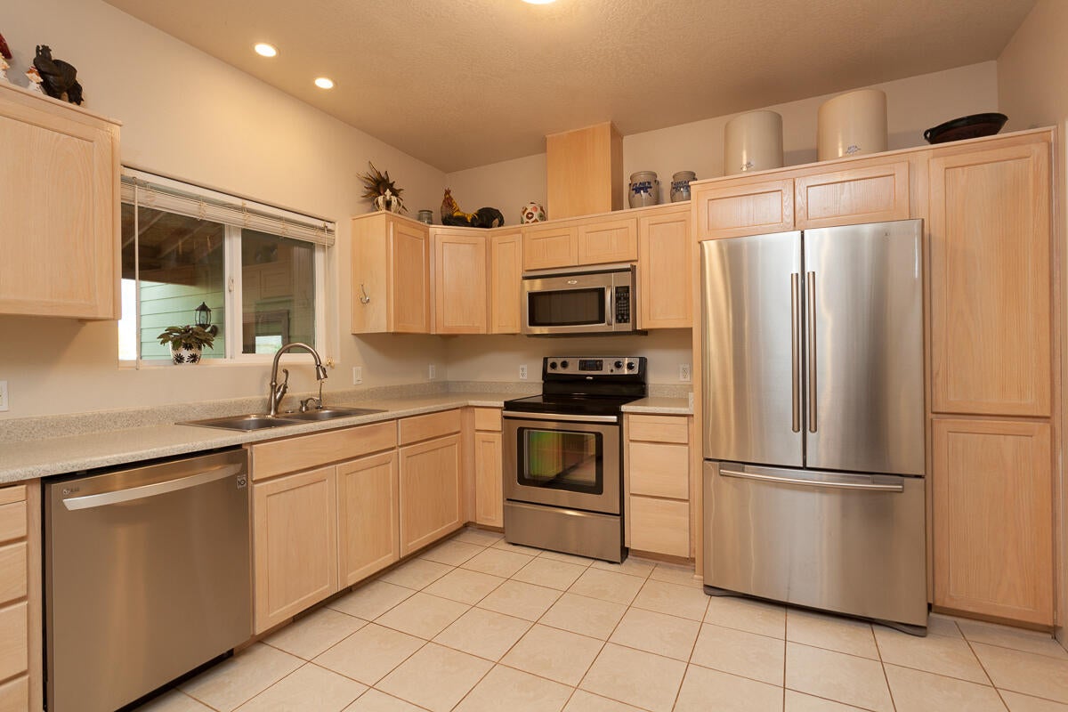 646 Raven Road Central Point, OR 97502 - Photo 40 of 74 Kitchen