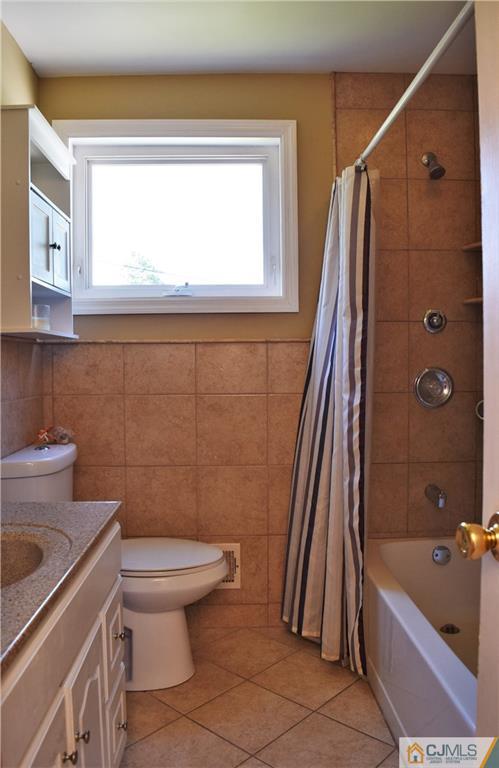 24 North Pennington Road New Brunswick, NJ 08901 - Photo 25 of 47 a bathroom with a sink a toilet and a bathtub