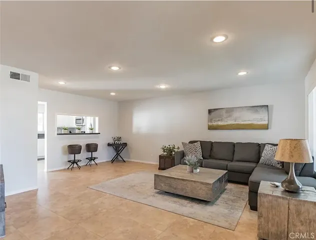 $3,785 | 19110 Kittridge Street, Unit 5, Reseda, CA 91335