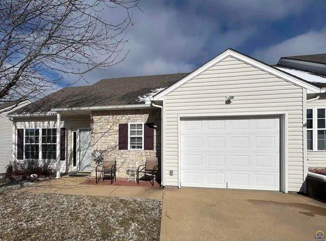 $210,000 | 1861 Fall Creek Drive, Tonganoxie, KS 66086