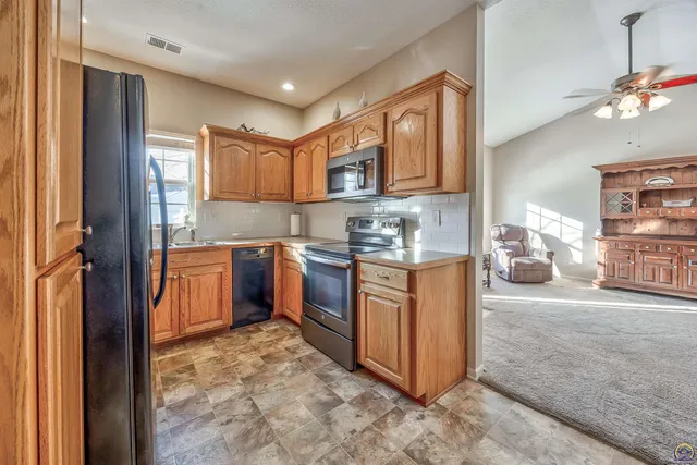 $210,000 | 1861 Fall Creek Drive, Tonganoxie, KS 66086