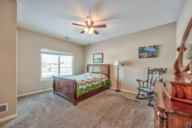 $210,000 | 1861 Fall Creek Drive, Tonganoxie, KS 66086