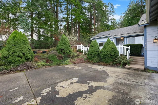a view of a front of house with a yard