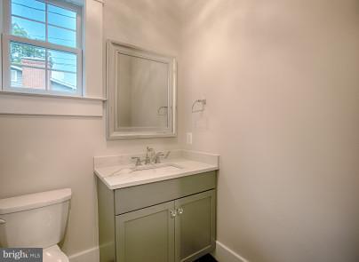 827 Ninovan Road Southeast Vienna, VA 22180 - Photo 12 of 30 1/2 bath on main level