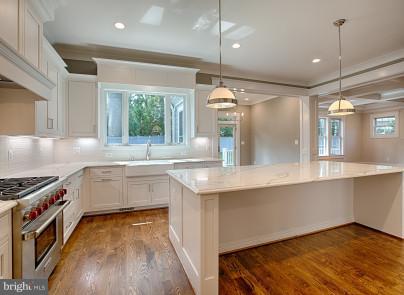 827 Ninovan Road Southeast Vienna, VA 22180 - Photo 14 of 30 Kitchen counter seating