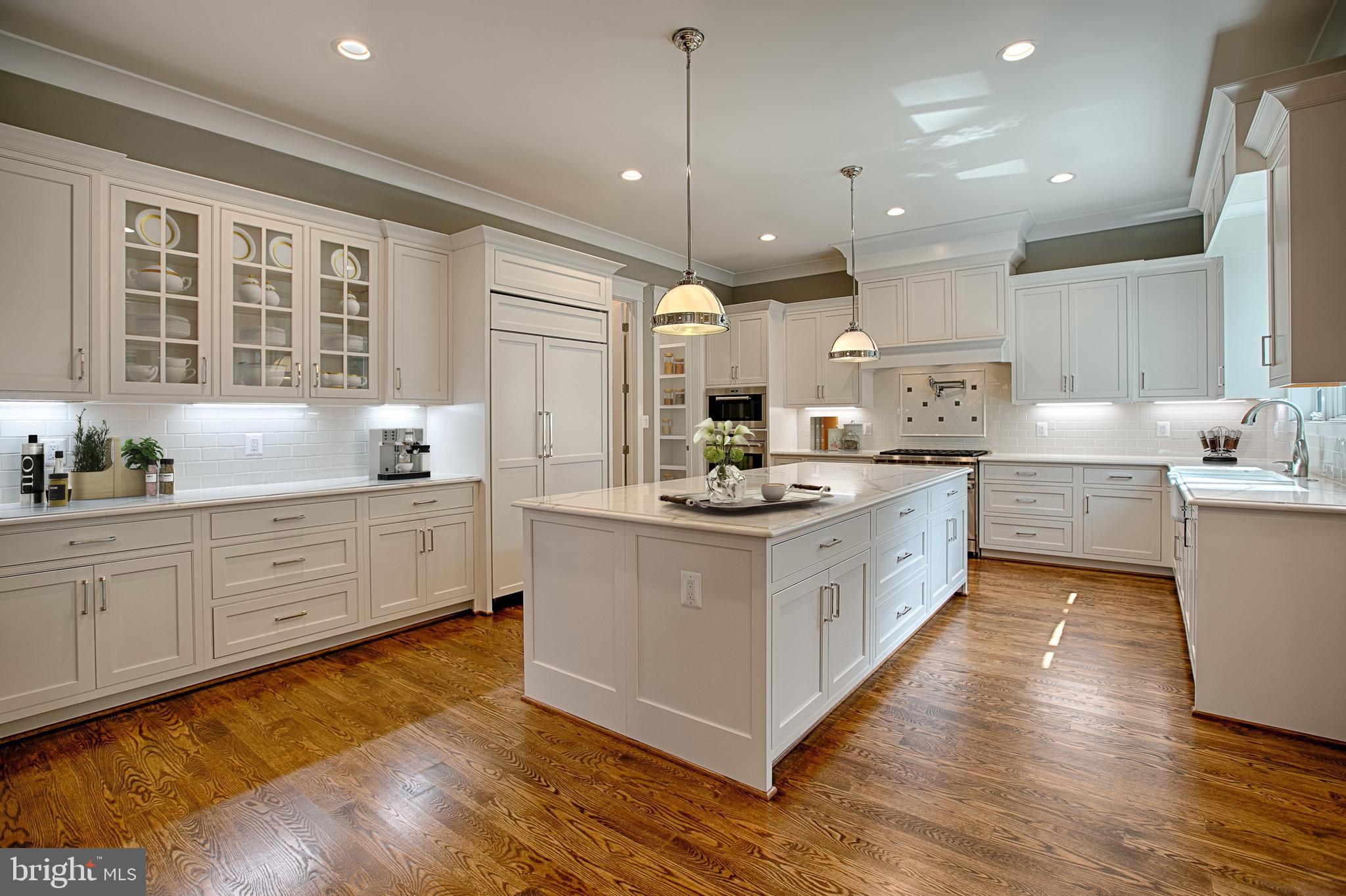 827 Ninovan Road Southeast Vienna, VA 22180 - Photo 3 of 30 Kitchen