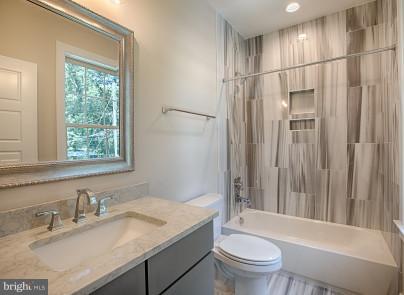 827 Ninovan Road Southeast Vienna, VA 22180 - Photo 23 of 30 Full private bath for bedroom 3
