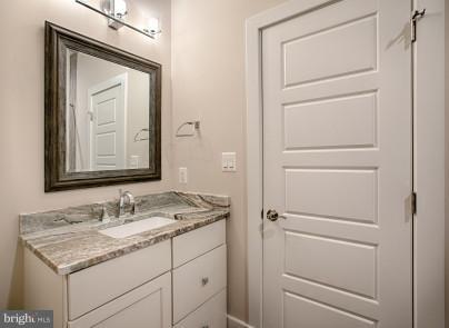 827 Ninovan Road Southeast Vienna, VA 22180 - Photo 25 of 30 Full private bath for bedroom 4
