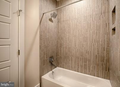 827 Ninovan Road Southeast Vienna, VA 22180 - Photo 26 of 30 Full private bath for bedroom 4