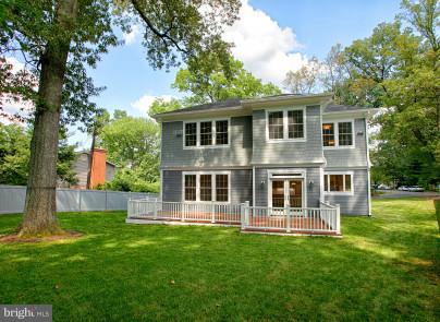 827 Ninovan Road Southeast Vienna, VA 22180 - Photo 10 of 30 Exterior (Rear)