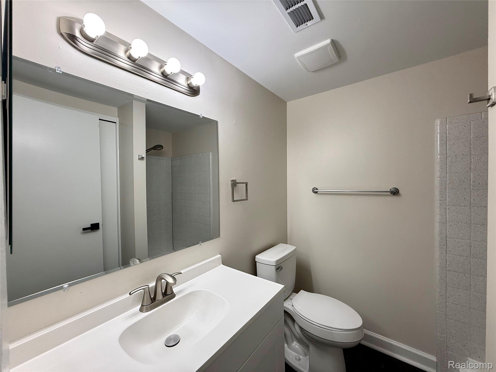 29870 West 12 Mile Road, Unit 703 Farmington, MI 48334 - Photo 25 of 40 Bathroom