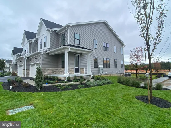 a view of house with a yard