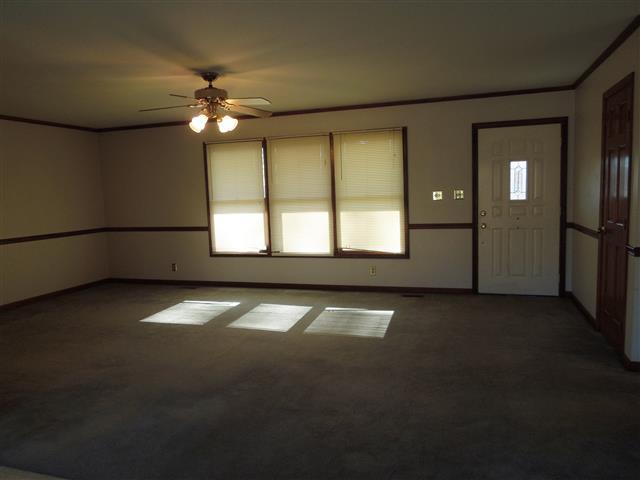 118 Lynn Road Dover, TN 37058 - Photo 5 of 19 Spacious living room