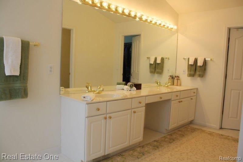 3433 West York Court Rochester, MI 48306 - Photo 16 of 21 Master Bath