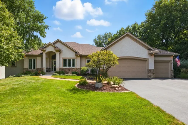 $1,050,000 | 10684 Alameda Avenue, Inver Grove Heights, MN 55077