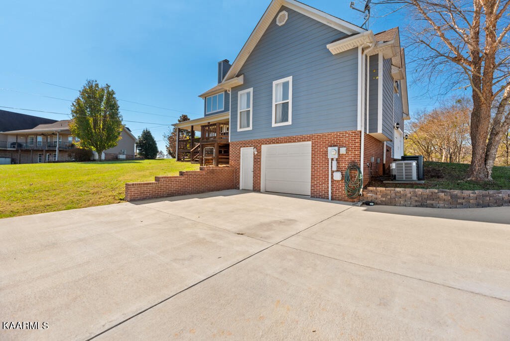 2582 Meadow Road West Greenback, TN 37742 - Photo 5 of 60 front view of a house with a yard