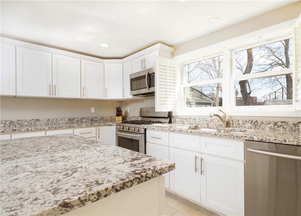 16 Loxley Road Providence, RI 02908 - Photo 4 of 45