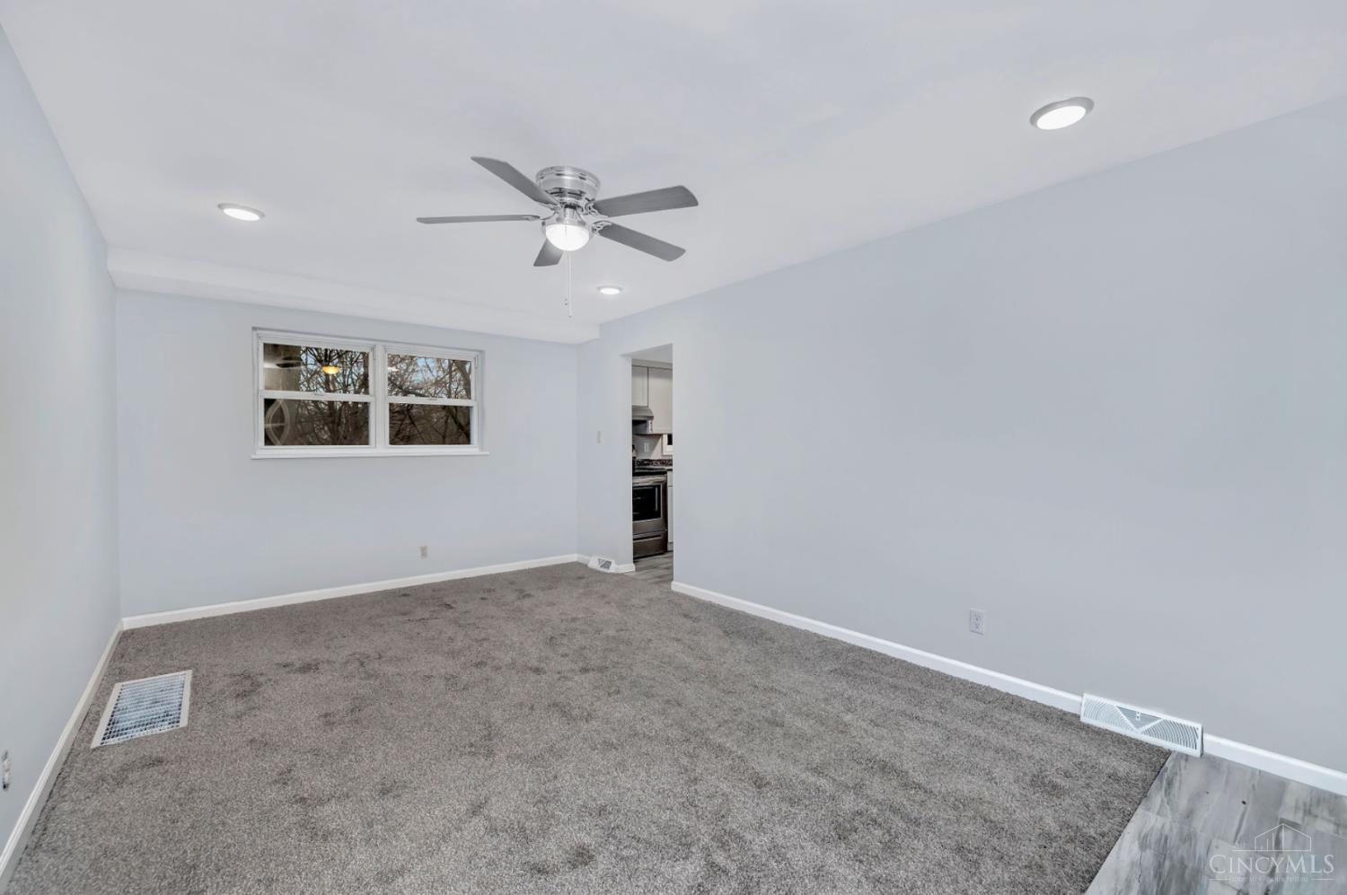 4284 Foley Road Cincinnati, OH 45205 - Photo 4 of 34
