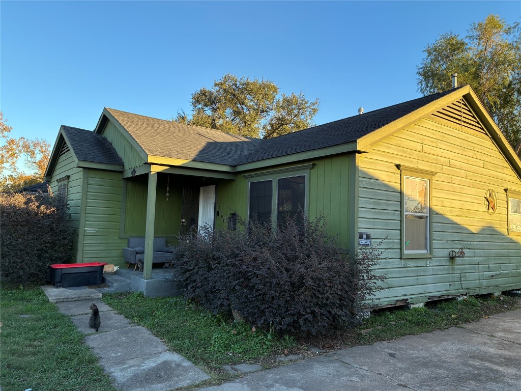 5404 Starling Street Houston, TX 77017 - Photo 2 of 21 a backyard of a house with lots of green space