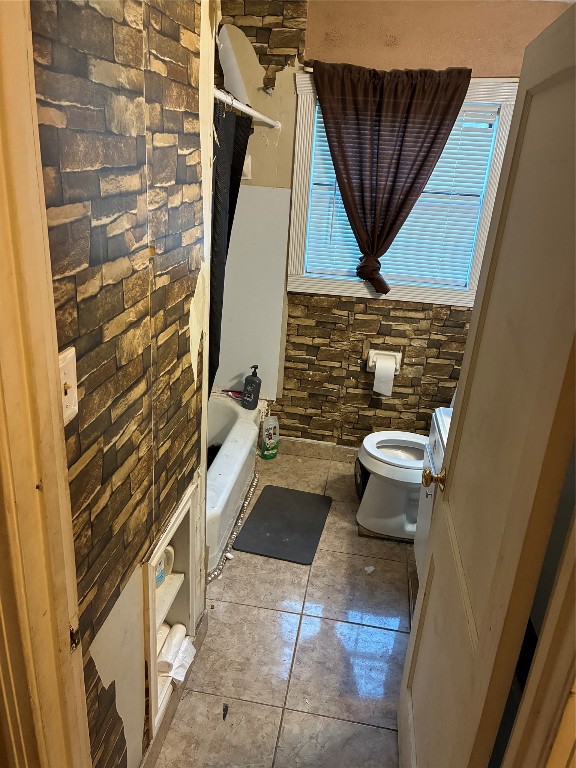5404 Starling Street Houston, TX 77017 - Photo 10 of 21 a bathroom with a toilet a sink and mirror