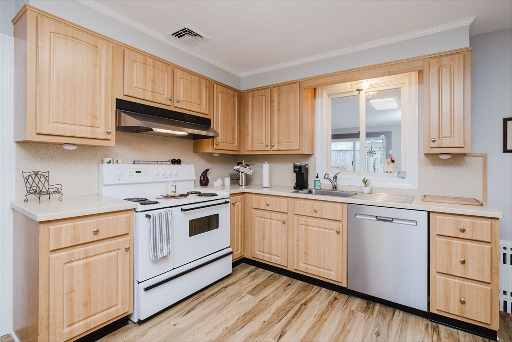554 Madison Street Fall River, MA 02720 - Photo 8 of 30
