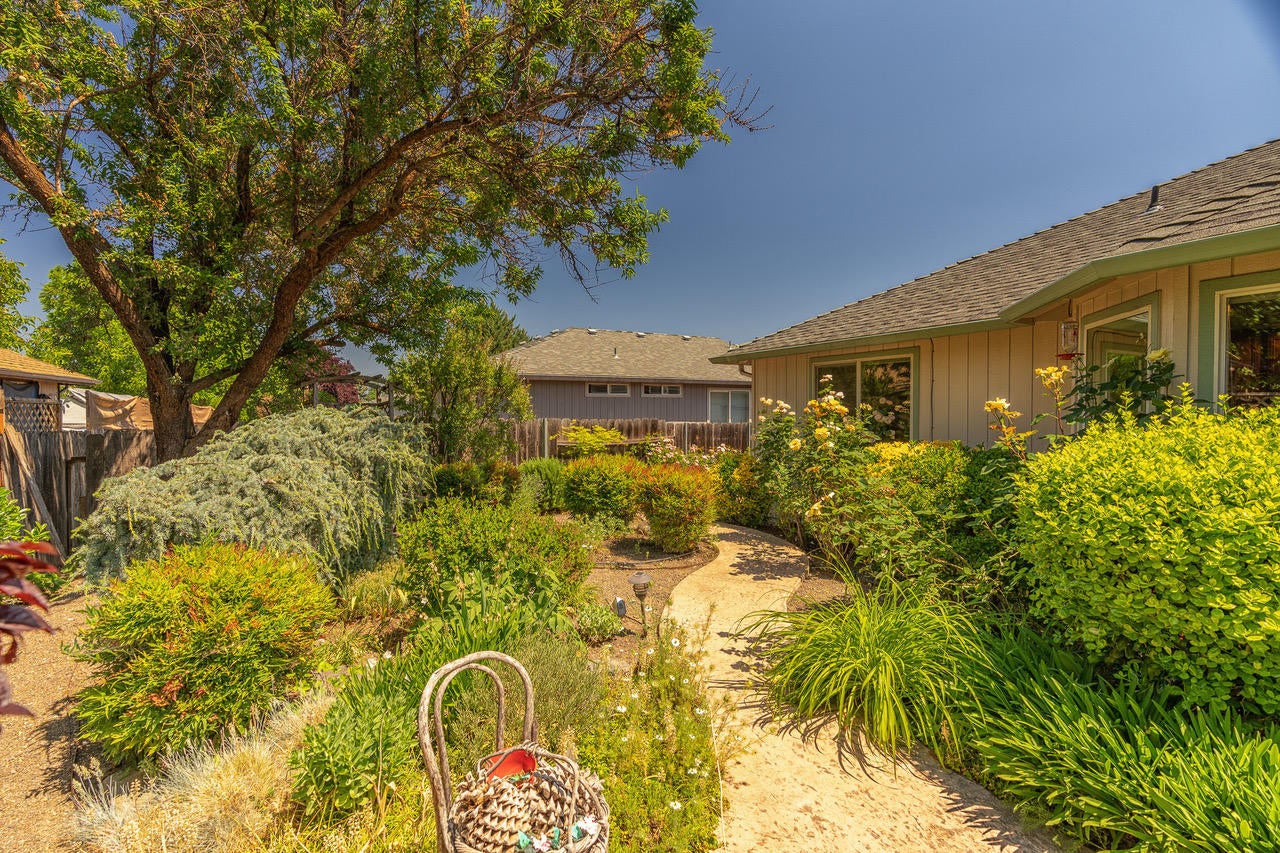 644 Benjamin Way Phoenix, OR 97535 - Photo 7 of 43 644 Benjamin (84 of 103)-Edit