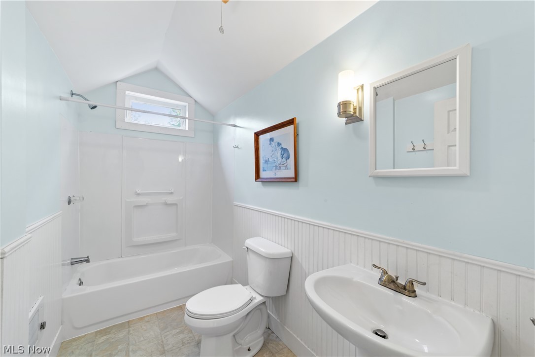 45455 Parsons Road Oberlin, OH 44074 - Photo 26 of 50 2nd floor full bathroom