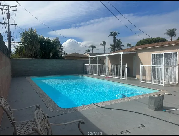a view of a house with backyard and porch