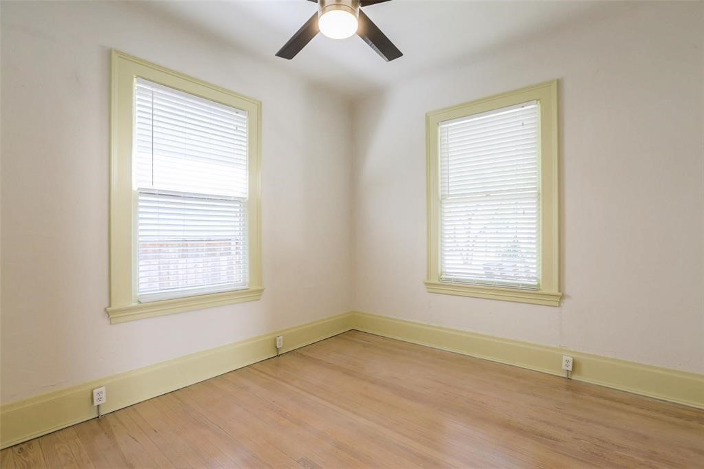 1013 East 26th Street Houston, TX 77009 - Photo 7 of 10 an empty room with a window