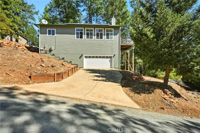 a view of backyard of the house