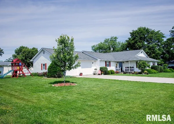 $329,000 | 401 South Gehle Street, St. Peter, IL 62880