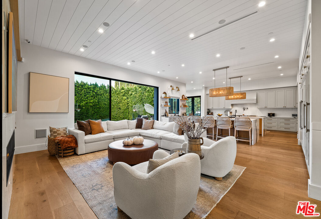 15645 Woodvale Road Encino, CA 91436 - Photo 14 of 39