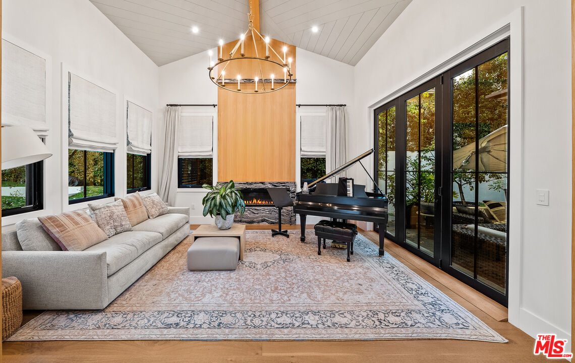 15645 Woodvale Road Encino, CA 91436 - Photo 7 of 39